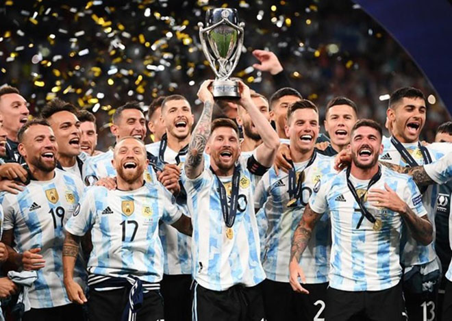 Argentina con el trofeo de la Finalissima